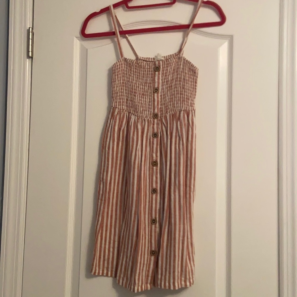 this dress if very cute and perfect for spring and summer!!